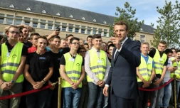 Le président français Emmanuel Macron visite l'Ecole d'Application aux métiers des Travaux Publics d'Egletons, le 4 octobre 2017