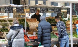 Un étal de fruits et légumes au marché d'Aligre, à Paris, le 22 mars 2022