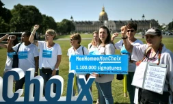Manifestation appelée par le collectif "MonHomeoMonChoix" pour le maintien du remboursement de l'homéopathie, en face des Invalides, le 28 juin 2019 à Paris