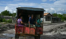Des habitans quittent le village de Guanimar, dans la province d'Artemisa, Ă Cuba, Ă l'approche de l'ouragan Rafael, le 5 novembre 2024