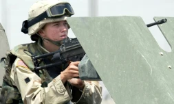 Une femme soldat dans l'armée américaine, le 13 juin 2003 à Mossoul, au nord de l'Irak