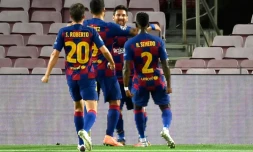 L'attaquant de Barcelone, Lionel Messi (c), fĂȘte le 2e but de de son Ă©quipe lors du 8e de finale retour de la Ligue des champions face Ă Naples, au Camp Nou, le 8 aoĂ»t 2020