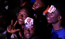 Des jeunes fêtent la victoire de l'ex-star du football et sénateur George Weah à l'élection présidentielle à Monrovia, le 28 décembre 2017