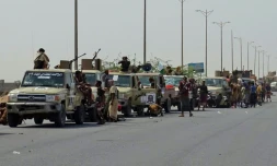 Des membres des forces progouvernementales au Yémen regroupés sur une autoroute en périphérie de Hodeida (ouest) contrôlée par les rebelles, le 8 novembre 2018