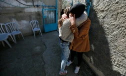 Des Palestiniennes pleurent lors des funérailles de Iyad Omar Sajdia, tué dans des heurts dans le camp de Qalandya le 1er mars 2016 en Cisjordanie