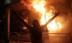 Un manifestant devant le parlement saccagé à Asuncion, au Paraguay, le 31 mars 2017