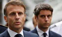 Gabriel Attal, alors ministre de l'Education (à droite) et le président français Emmanuel Macron à Arras, le 13 octobre 2023