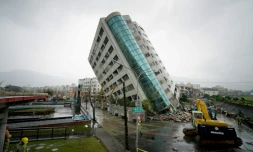 Un complexe résidentiel de 12 étages effondré sur lui-même après un violent séisme, dans la ville de Hualien à Taïwan, le 7 février 2018.