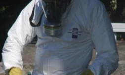 Jacques Rebiere, restaurateur-conservateur, effectuant le travail de sablage sur l'un des objets (Photo: taaf)