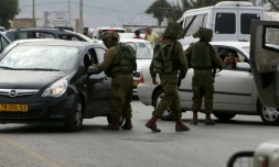 Des soldats israéliens lors d'un contrôle des automobilistes à Jenin, en Cisjordanie, le 24 octobre 2015