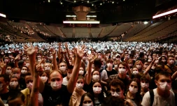 5.000 spectateurs masqués mais sans distance physique lors du concert du groupe français Indochine, doublé d'une étude scientifique, le 29 mai 2021 à Bercy, à Paris