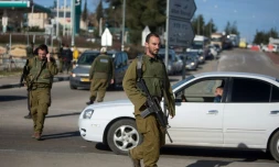 Des soldats israéliens patrouillent près du carrefour de Goush Etzion en Cisjordanie, le 5 janvier 2016