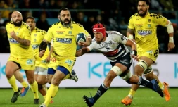 Les Clermontois à l'attaque, dans le sillage de Davit Zirakashvili (balle en main), contre les Agenais, pour leur dernier match en Top 14 à Agen, le 29 février 2020