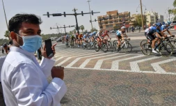 Un homme portant un masque chirurgical pendant la 5e étape du Tour des Emirats, le 27 février 2020 