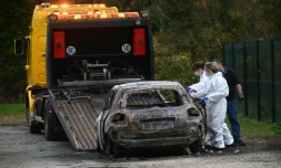 La police scientifique inspecte une voiture calcinĂ©e Ă Saint-Pierre-dâOlĂ©ron, le 5 novembre 2025, aprĂšs qu'un conducteur a percutĂ© volontairement des piĂ©tons et des cyclistes sur l'Ile d'OlĂ©ron