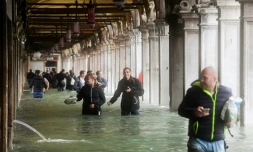 Des touristes près de la place Saint-Marc à Venise le 29 octobre 2018
