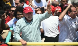 Le président brésilien Luiz Inacio Lula da Silva salue ses partisans, le 24 octobre 2026 à Rio de Janeiro au Brésil