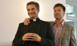 Le prêtre polonais Krysztof Olaf Charamsa et son compagnon Edouard, lors d'une interview au cours de laquelle il révèle son homosexualité, le 3 octobre 2015 à Rome
