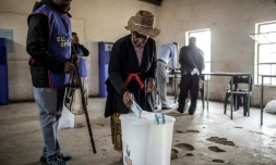 Une habitante du eSwatini vote le 21 septembre 2018 à Lobamba Lomdzala.