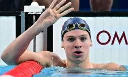 Le Français Léon Marchand après sa quatrième médaille d'or remportée aux JO de Paris, sur 200 m 4 nages, le 2 août 2024 à La Défense Arena à Nanterre
