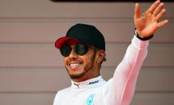 Le Britannique Lewis Hamilton (Mercedes) salue les supporteurs après avoir obtenu la pole au GP de Chine, le 8 avril 2017 à Shanghai