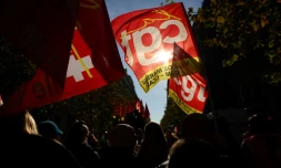 Des drapeaux du syndicat de la CGT à Marseille lors d'une manifestation des fonctionnaires, le 5 décembre 2024