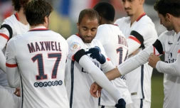 Les joueurs du PSG, opposés à Lorient, ajustent le brassard noir en hommage aux victimes des attentats, le 21 novembre 2015 au stade du Moustoir