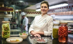 Jessica Préalpato, sacrée meilleure pâtissière du monde, pose dans les cuisines du Plaza Athénée à Paris, le 6 juin 2019