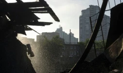 Un immeuble d'habitation après une frappe nocturne russe, à Kiev, le 10 juillet 2025 