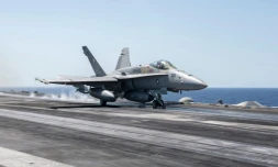 Un F-18 Hornet américain décolle du porte-avion USS Harry S. Truman, le 6 juin 2016 en Mer Méditerranée