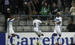 L'attaquant Mohamed Yattara (d) inscrit le 1er des 3 buts d'Auxerre face à Saint-Etienne en 16e de Coupe de France à l'Abbé-Deschamps, le 1er février 2017 