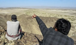 Un habitant montre une montagne dans la région de Koh-e-Sabz, dans la province pakistanaise du Baloutchistan où l'Iran a procédé à des frappes aériennes, le 18 janvier 2024