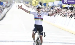 Le SlovĂšne Tadej Pogacar, vainqueur de son troisiĂšmeTour des Flandres, le 5 avril 2026 Ă Audenarde
