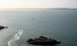 Des navires militaires taïwanais patrouillent devant l'île de Matsu, face à la province chinoise de Fujian, le 9 avril 2023