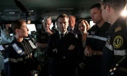 Emmanuel Macron dans la passerelle du porte-avions Charles de Gaulle en compagnie de la ministre de la Défense Florence Parly, du chef des armées le général Francois Lecointre et l'équipe de commandement du vaisseau, en Méditerrannée le 14 novembre 2018