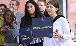 Des manifestants tiennent une photo de Nahid Taghavi pendant son emprisonnement en Iran pour réclamer sa libération et celle de Jamshid Sharmahd, le 31 juillet 2023, à Berlin