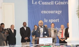 Bruno Mamindy-Pajany entouré des représentants des pays membres de la commission de la jeunesse et des sports de l'Océan indien (photo: Daniel Lebon)
