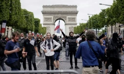 Des manifestants proches des Gilets jaunes protestent sur les Champs-Elysées à Paris le 14 juillet 2019