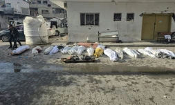 Les corps de victimes gisent dans la cour de l'hôpital Kamal Adwan à Beit Lahia, dans le nord de la bande de Gaza, après des frappes autour du complexe médical, le 6 décembre 2024