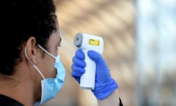 Contrôle sur les passagers à Roissy, le 12 mai 2020