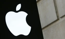 Le logo d'Apple devant un magasin londonien, le 30 août 2016, jour de la décision de l'UE de réclamer 14,5 milliards de dollars au groupe américain