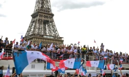 Présentation de la torche olympique des Jeux de Paris-2024, au pied de la Tour Eiffel, en présence de la légende du sprint Usain Bolt, le 25 juillet 2024 à Paris