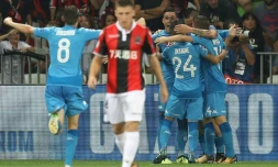 Les joueurs de Naples se congratulent après le but de José Callejon face à Nice, en barrage retour de Ligue des champions, le 22 août 2017 à l'Allianz Riviera