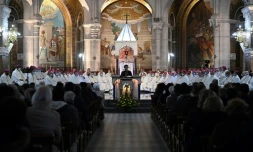 Une messe est célébrée à la basilique Notre-Dame-du-Rosaire après une cérémonie pour les victimes de pédocriminalité, le 6 novembre 2021 à Lourdes
