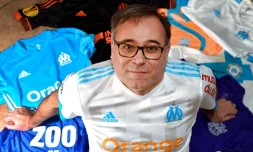 L'archiviste de l'Olympique de Marseille Gilles Castagno avec les maillots du club le 22 novembre 2018