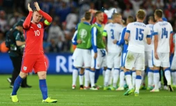 La capitaine anglais Wayne Rooney salue les supporters après le match de l'Euro contre la Slovaquie, le 20 juin 2016 à Saint-Etienne