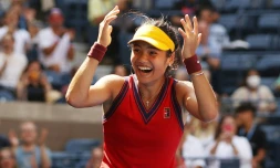 La joie de la Britannique Emma Raducanu, après avoir battu (6-3, 6-4) la Suissesse Belinda Bencic, en quart de finale de l'US Open, le 8 septembre 2021 à New York