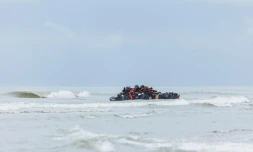 Le pneumatique d'un passeur tente de traverser la Manche, depuis la plage de l'Ecault à Saint-Etienne-au-Mont dans le Pas-de-Calais, le 30 octobre 2024
