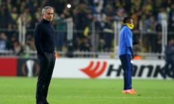 L'entraîneur de Manchester United José Mourinho (g) attend le coup d'envoi du match face à Fenerbahçe en Europa League, le 3 novembre 2016 à Istanbul