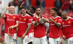 Le milieu de terrain portugais de Manchester United, Bruno Fernandes (c), auteur d'un triplé, et ses coéquipiers, saluent les supporters, après la victoire (5-1) contre Leeds, lors de la 1ère journée de la Premier League, le 14 août 2021 à Old Trafford 